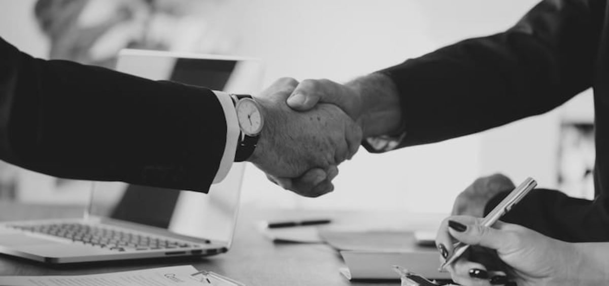 two people shaking hands | How to Find Investors for Your Startup in Ventura County